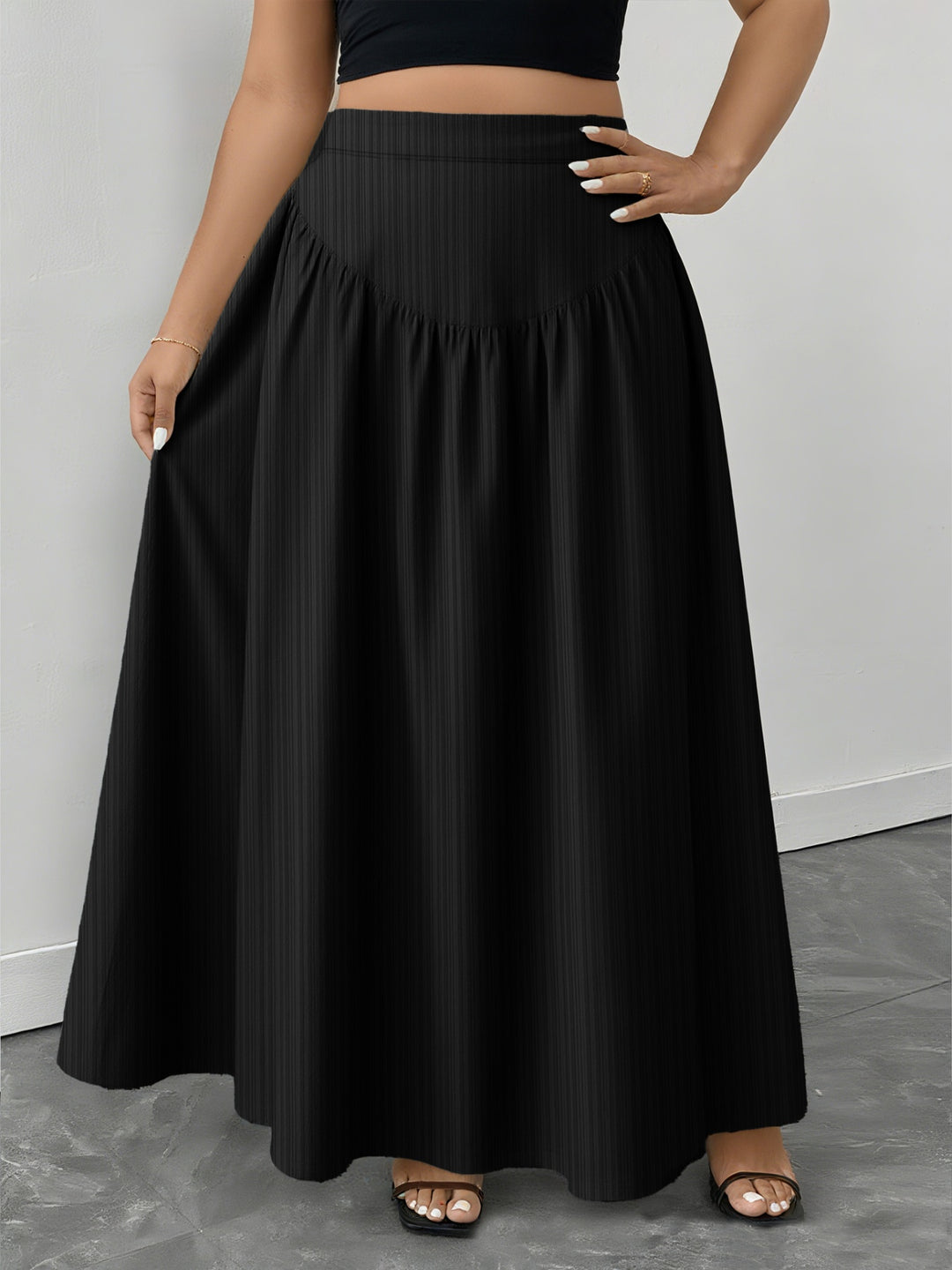 Plus size ruched high-rise maxi skirt with pockets