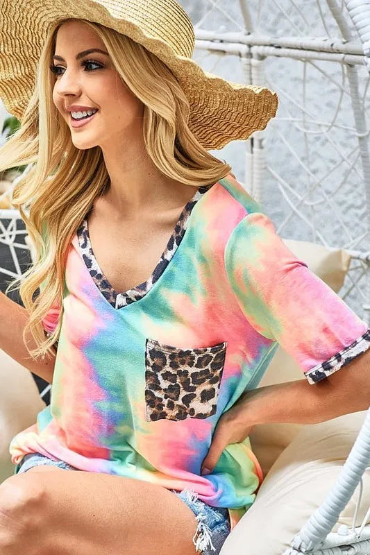 Tie-dye v-neck tee with leopard print patch pocket