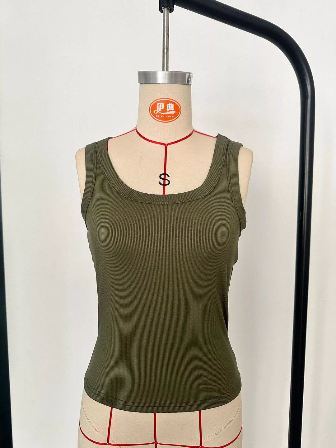 Ribbed knit cropped tank top with scoop neck