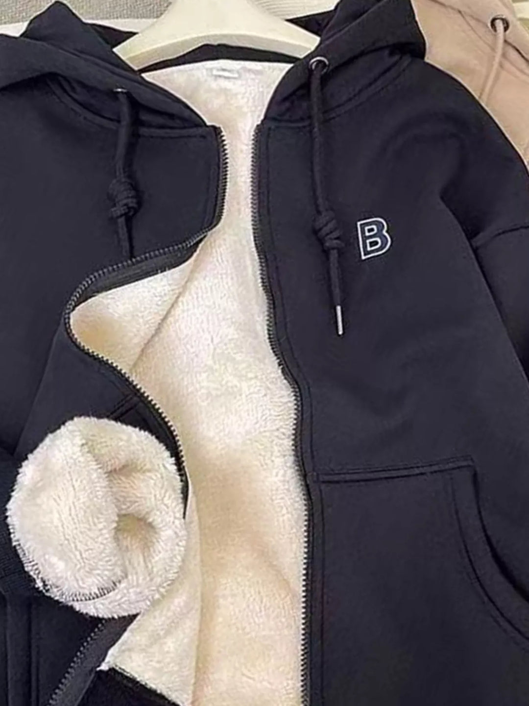 Fleece-lined zip-up hoodie with drawstring hood
