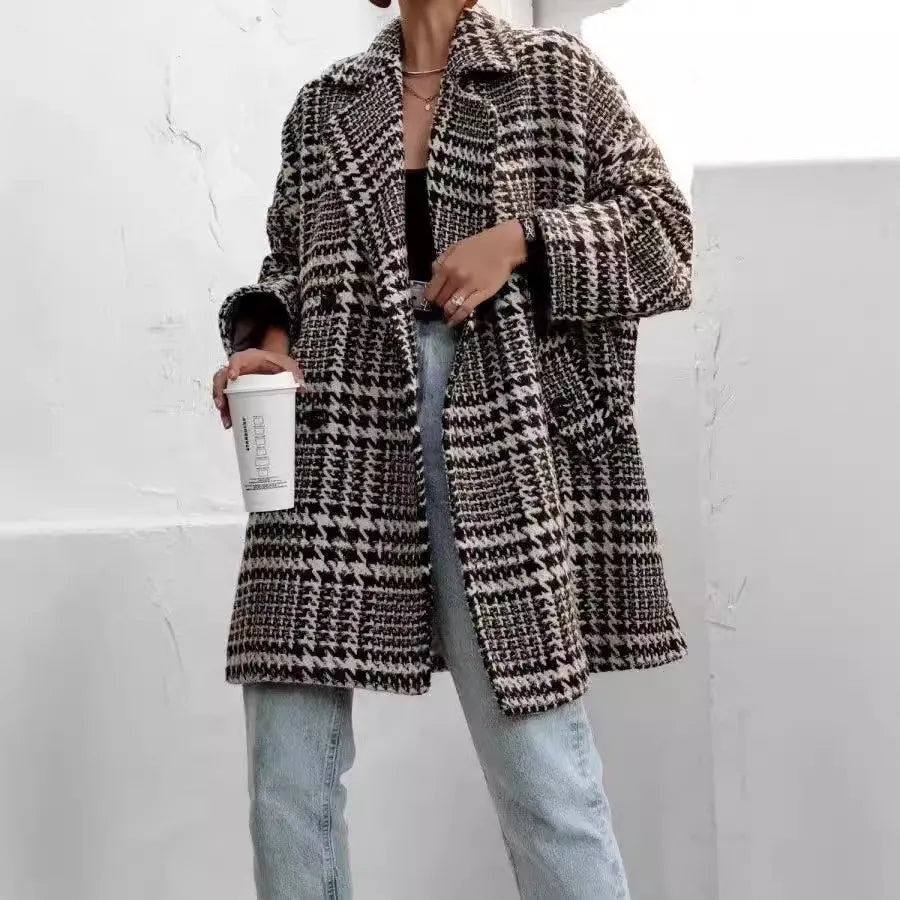 Houndstooth collared coat with long sleeves and pockets
