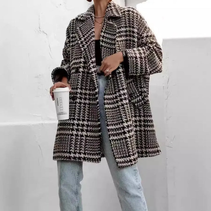 Houndstooth collared coat with long sleeves and pockets