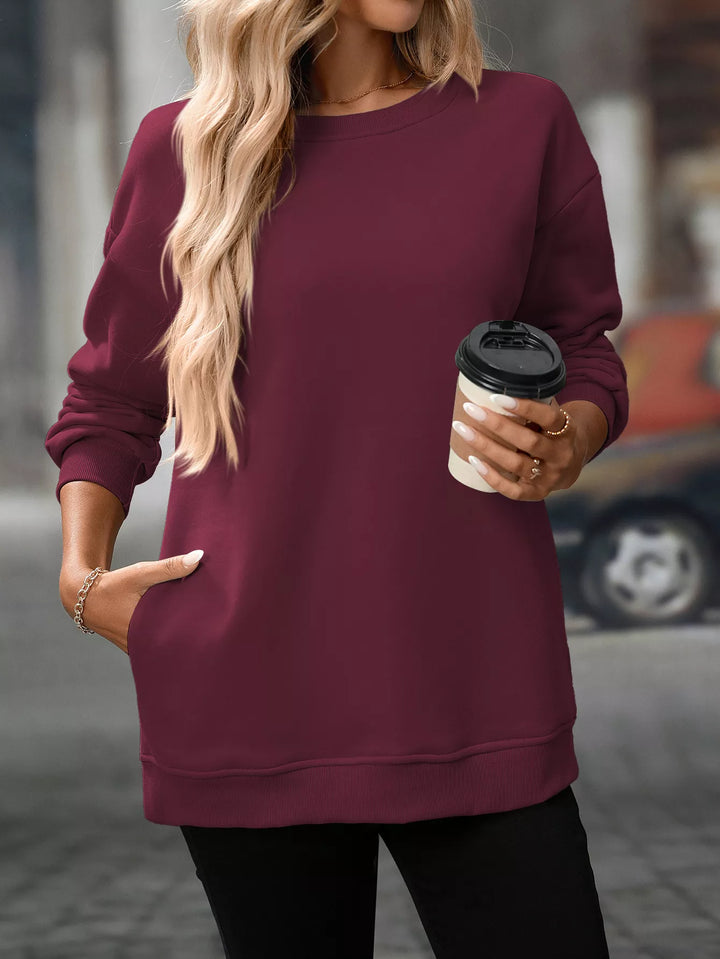 Relaxed crew neck sweatshirt with side pockets and slit hem