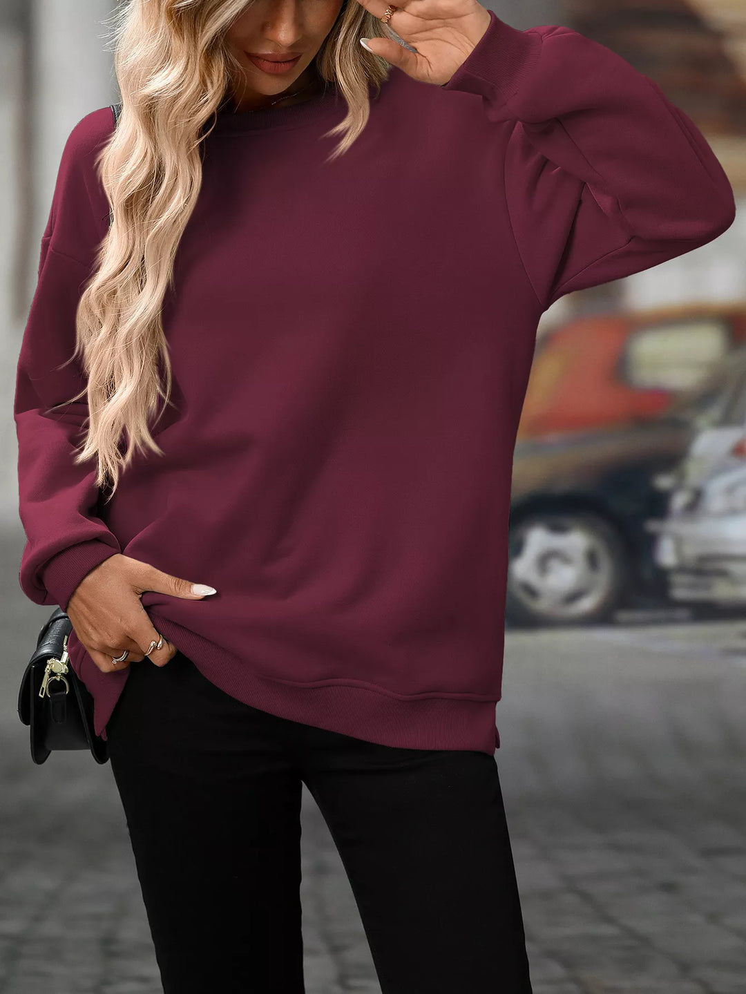 Relaxed crew neck sweatshirt with side pockets and slit hem
