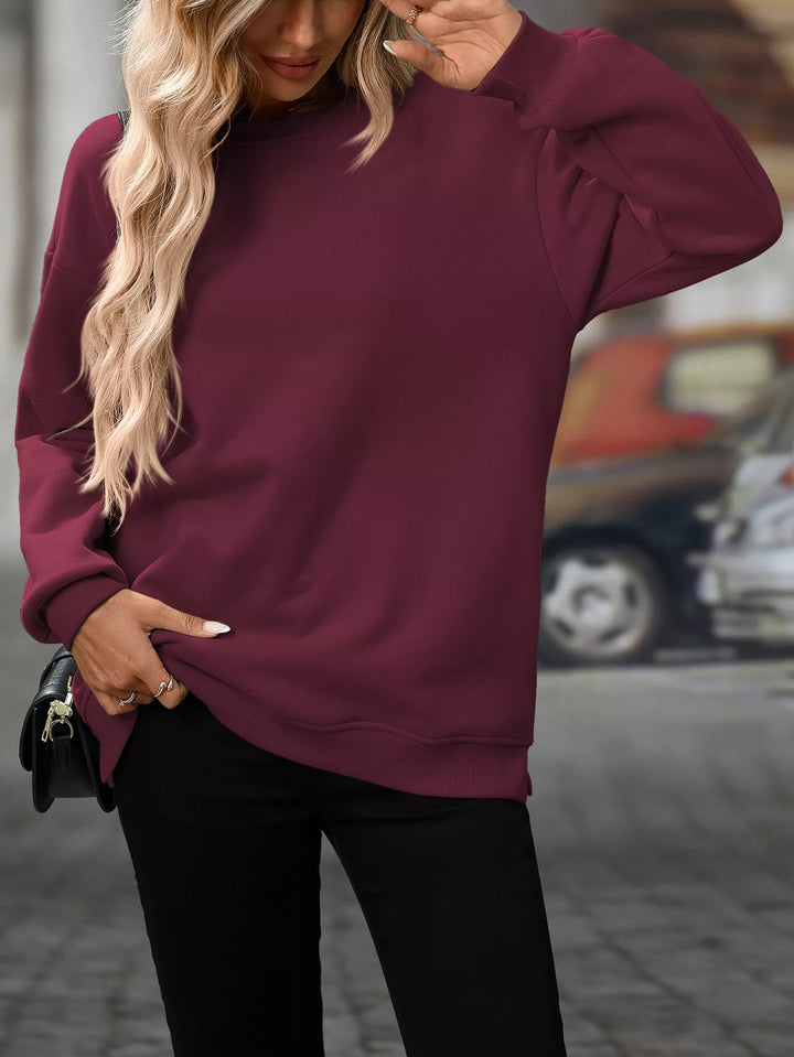 Relaxed crew neck sweatshirt with side pockets and slit hem