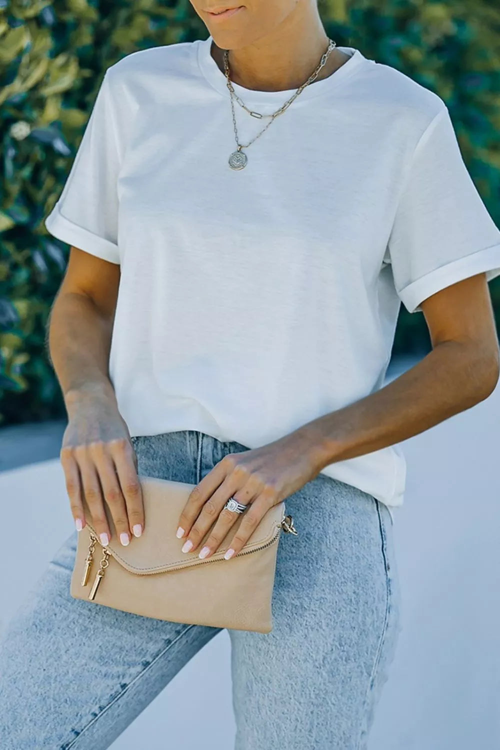 Rolled-sleeve crew neck tee with curved hem