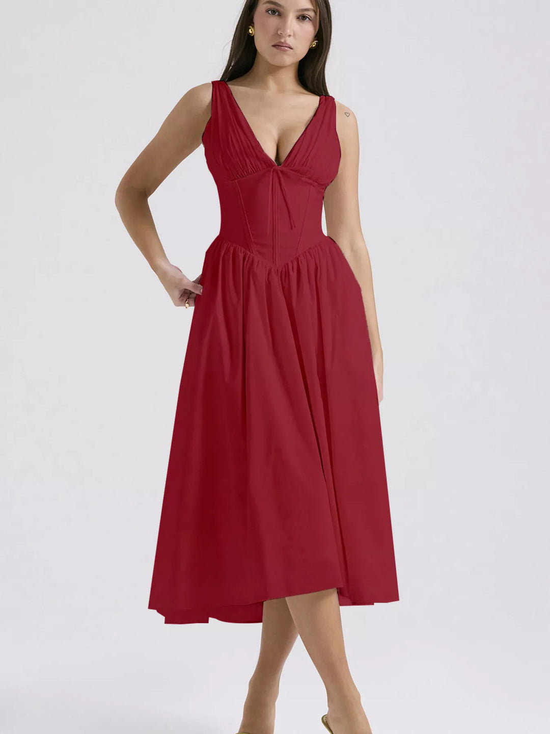 Sleeveless V-neck midi dress with fitted bodice and pockets
