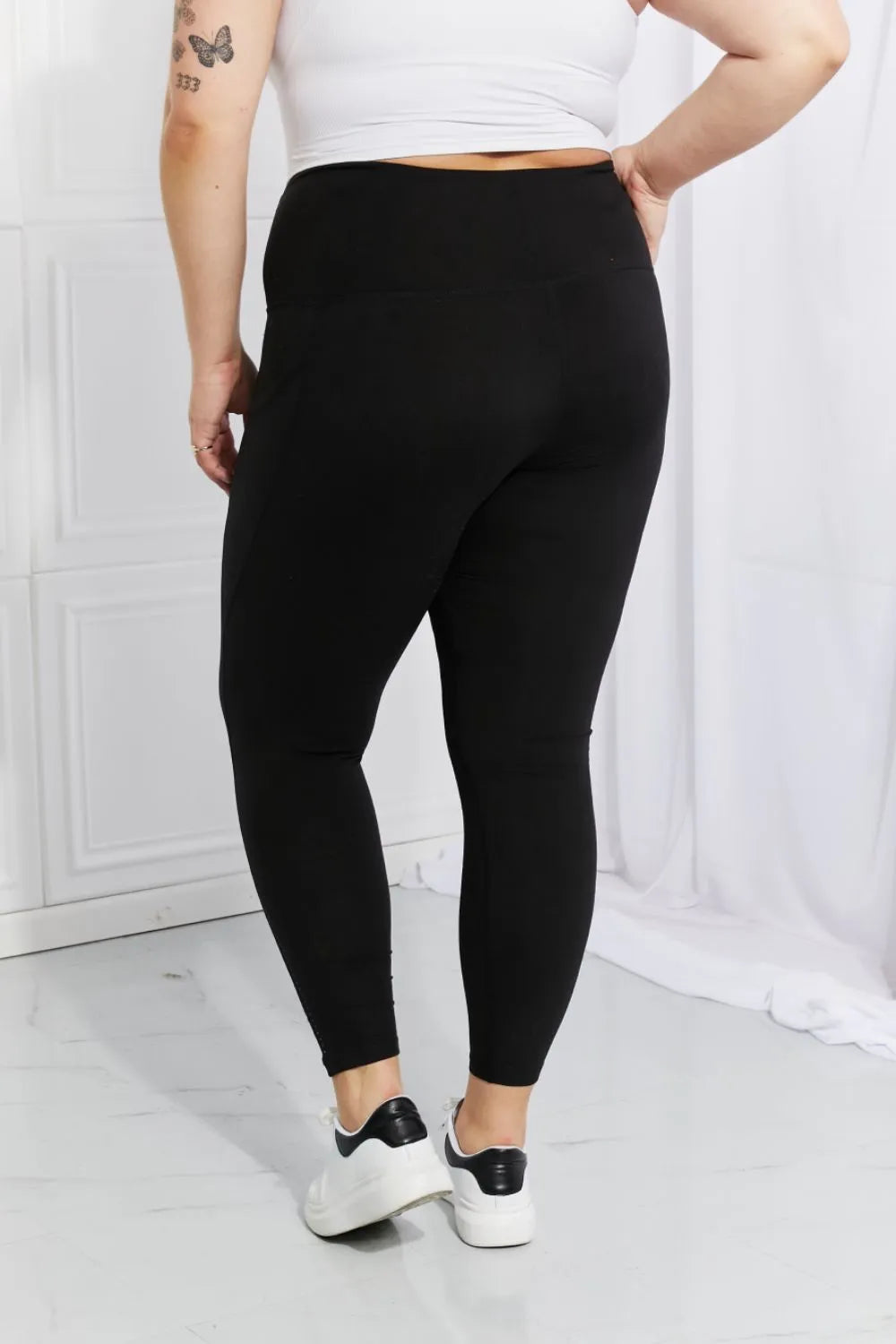 High-waisted active leggings with side pockets and reflective dots