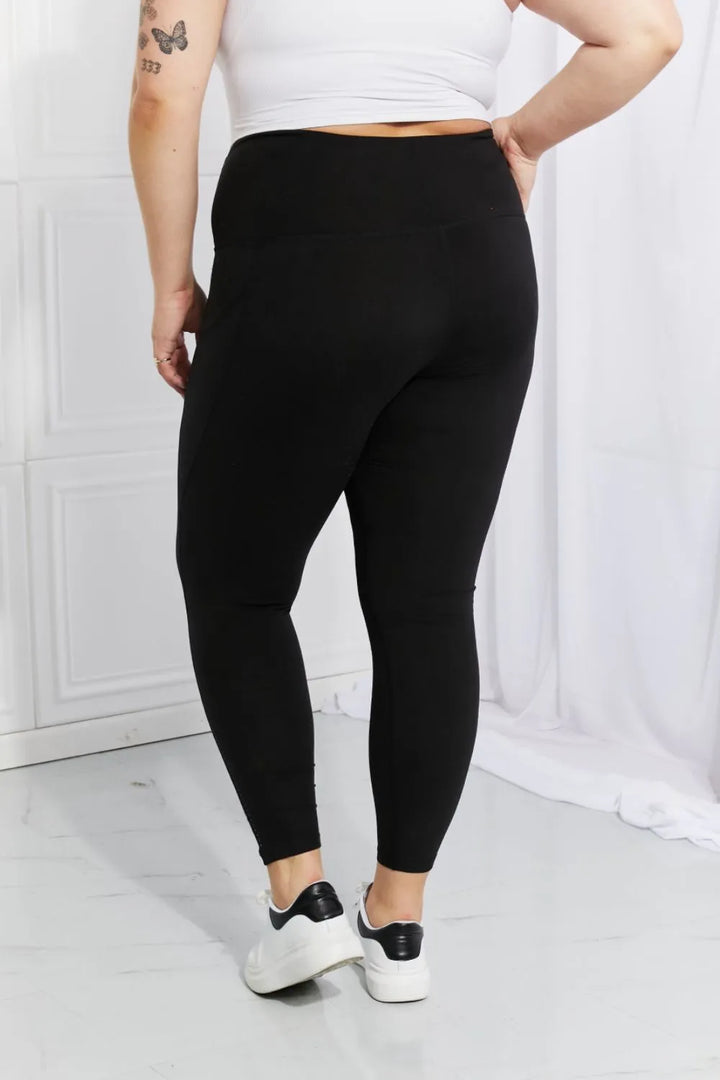 High-waisted active leggings with side pockets and reflective dots