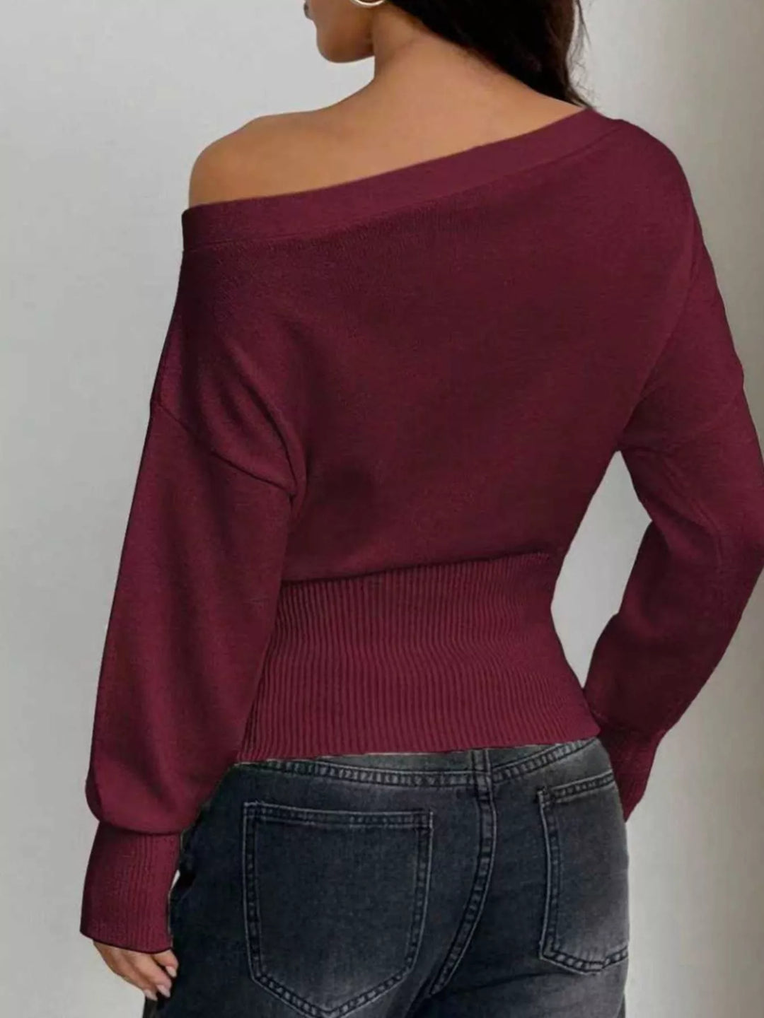 One-shoulder cropped sweater with ribbed waist and long sleeves