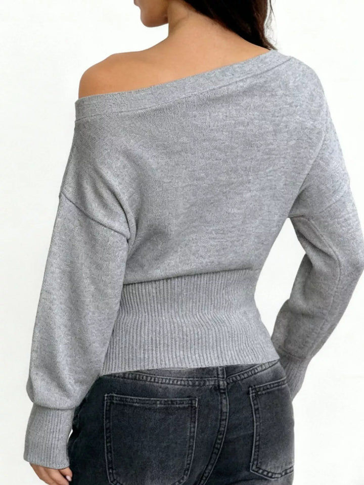One-shoulder cropped sweater with ribbed waist and long sleeves