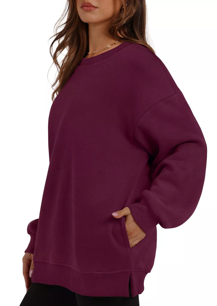 Relaxed crew neck sweatshirt with side pockets and slit hem