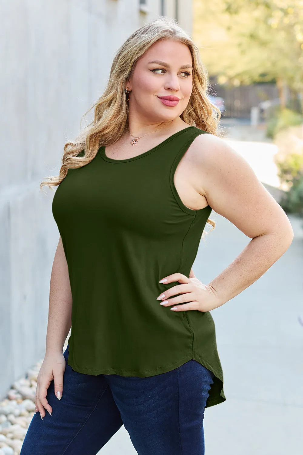 Round neck curved hem rayon tank top