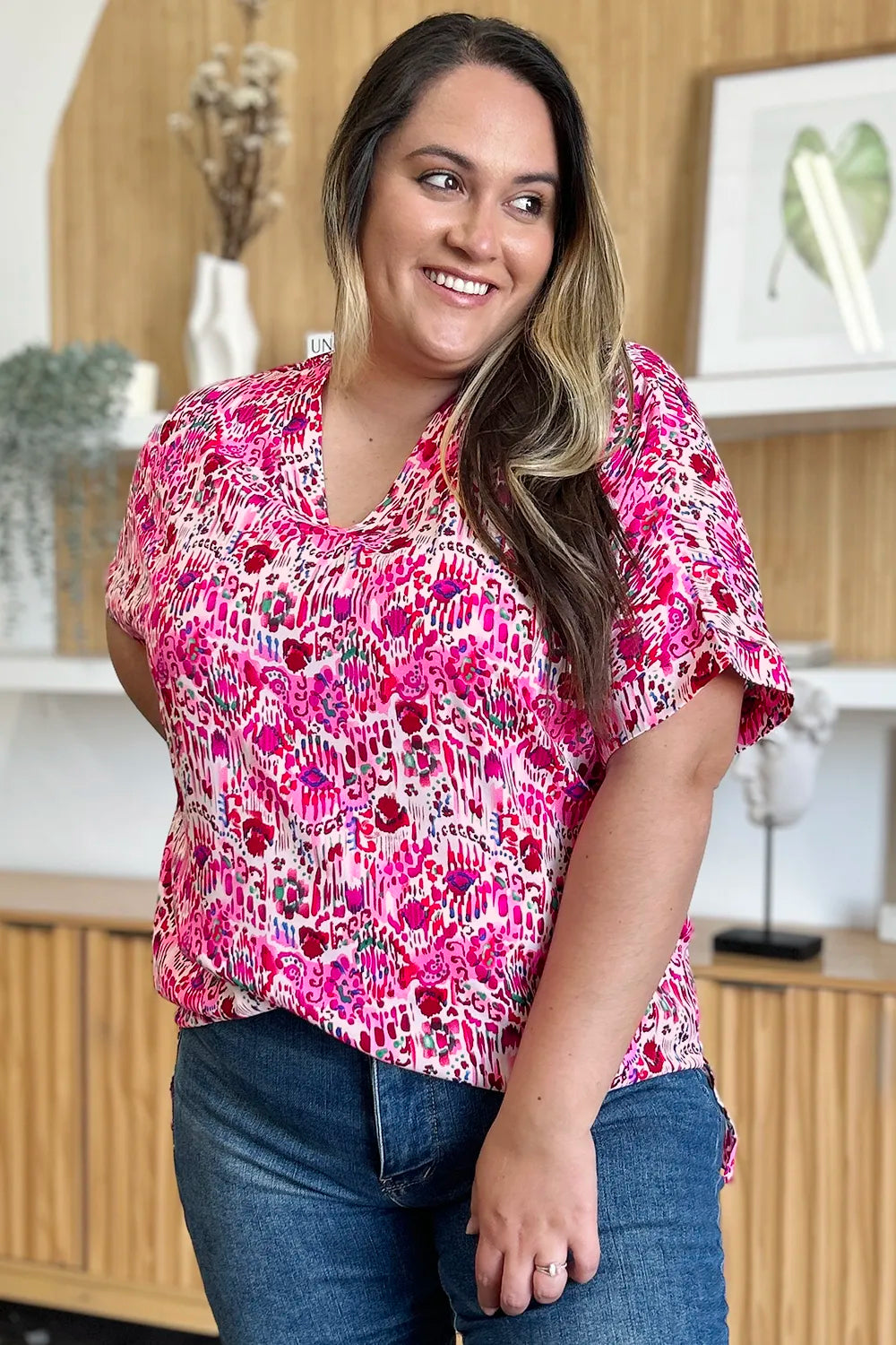 Abstract print V-neck short sleeve tunic blouse