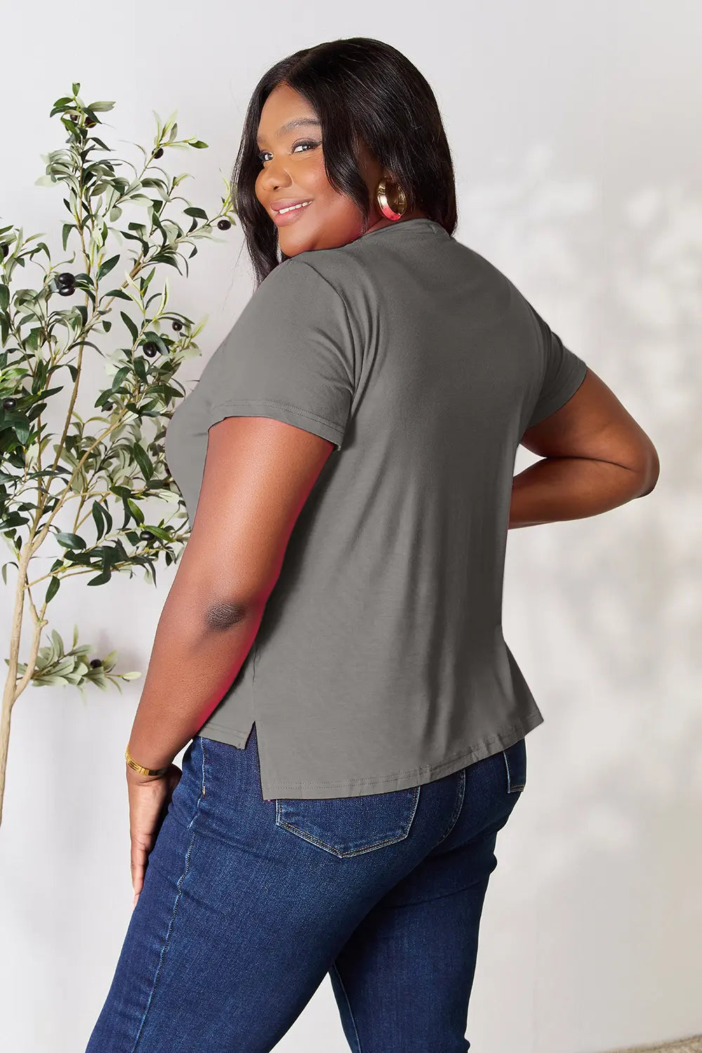 Round neck short sleeve tee with side slit hem