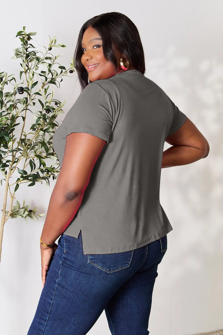 Round neck short sleeve tee with side slit hem