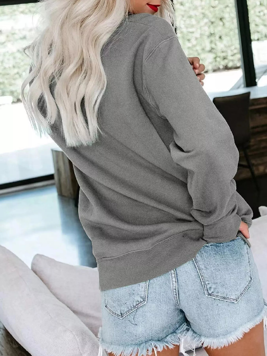 Relaxed crew neck pullover sweatshirt with ribbed cuffs