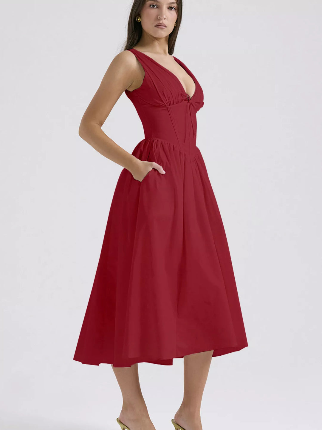 Sleeveless V-neck midi dress with fitted bodice and pockets