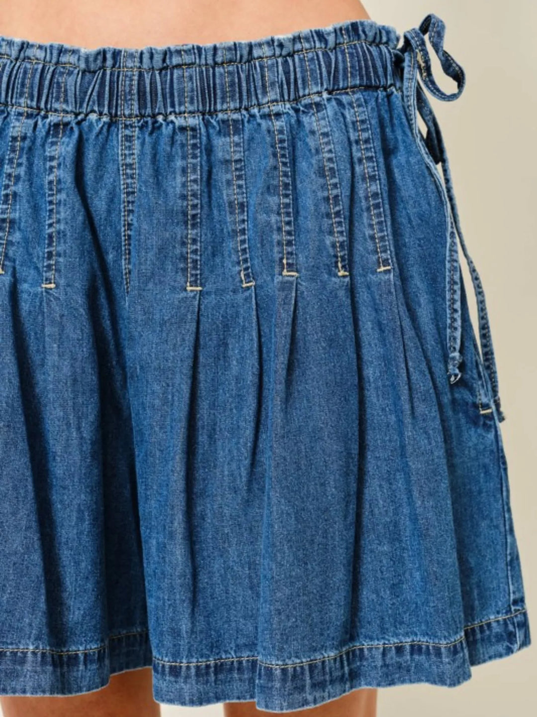 Wide-leg pleated denim shorts with drawstring elastic waist