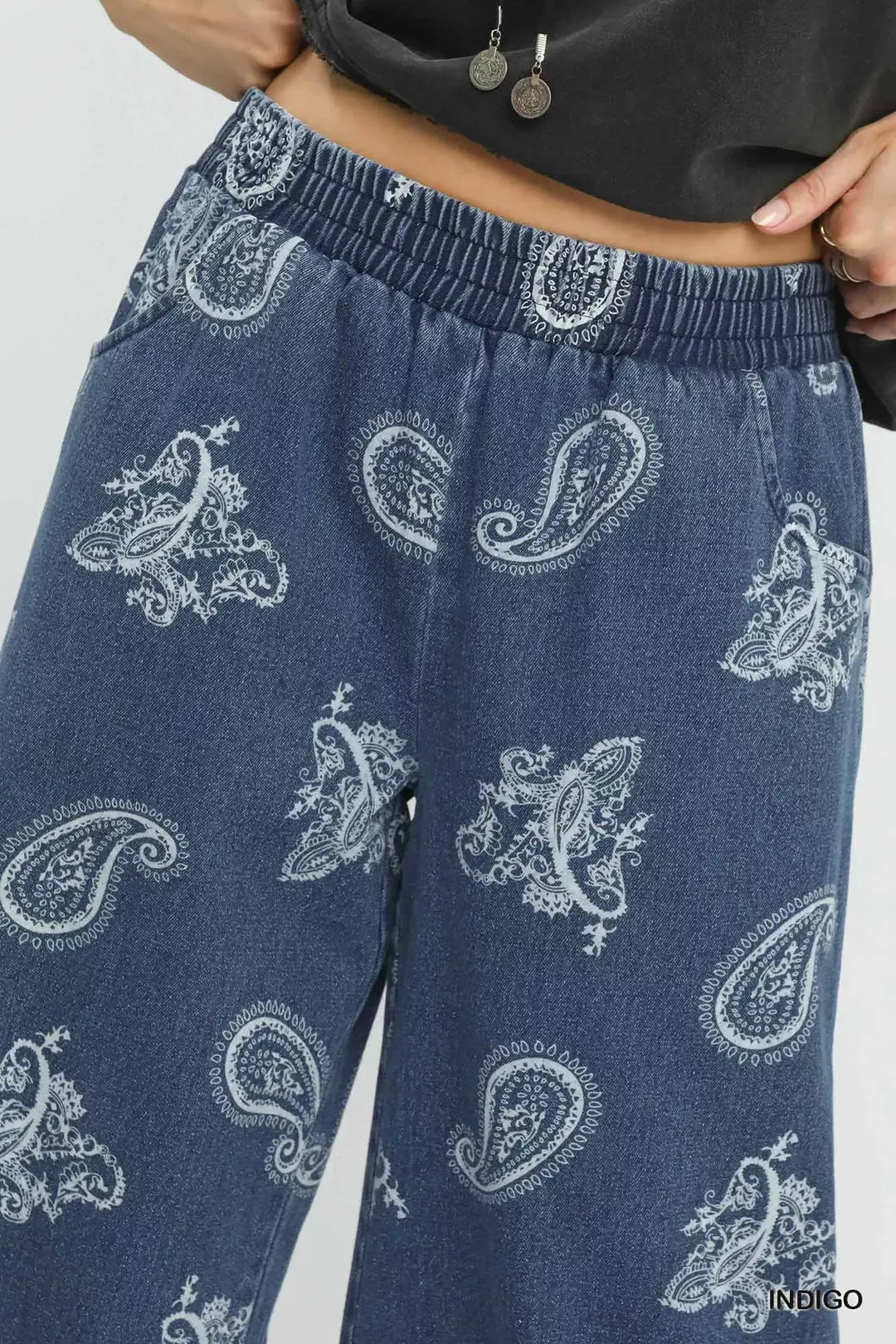 Paisley print wide-leg denim pants with frayed hem