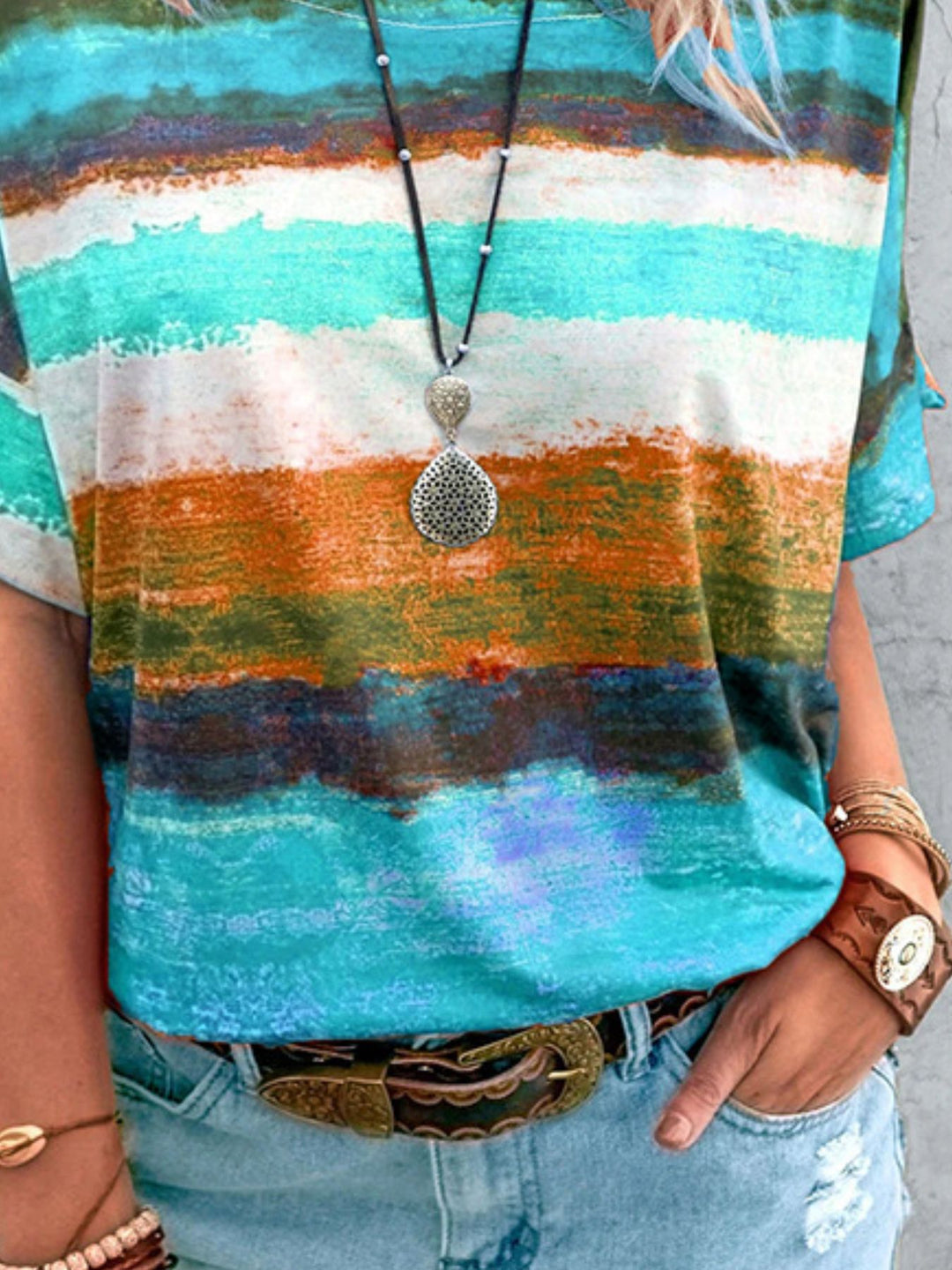 Abstract stripe round-neck short sleeve t-shirt