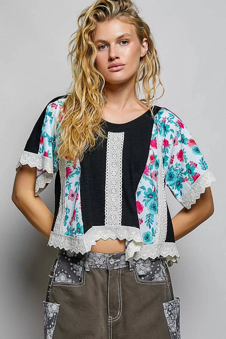 BLACK Ribbed crop top with floral panels and eyelet lace trim