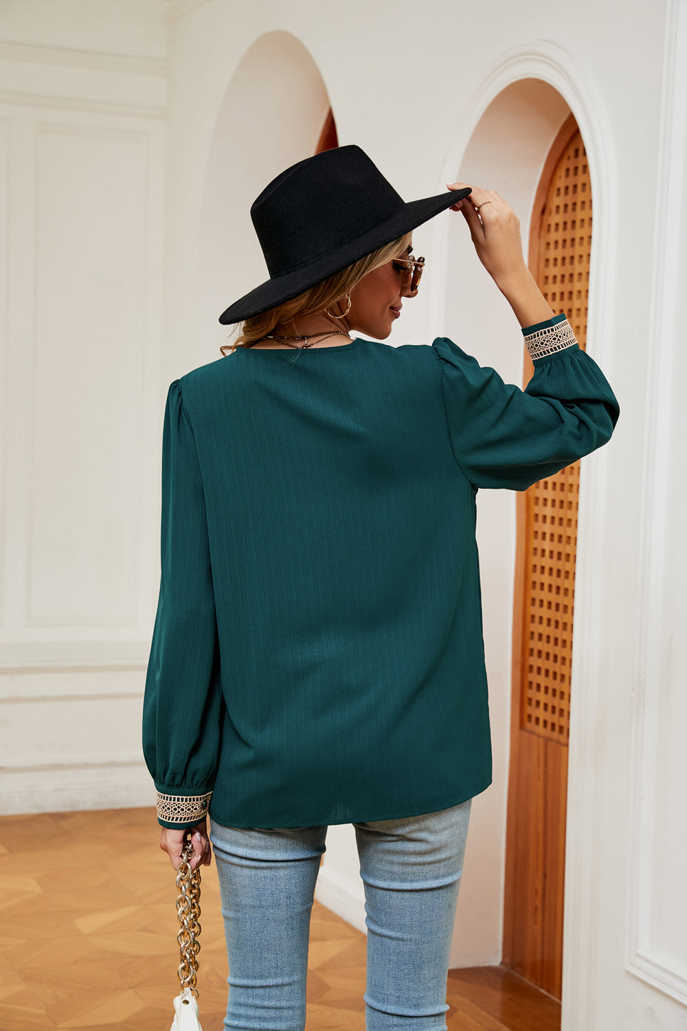 Contrast crochet trim V-neck puff sleeve blouse