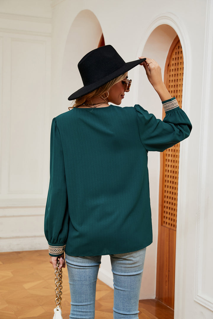 Contrast crochet trim V-neck puff sleeve blouse