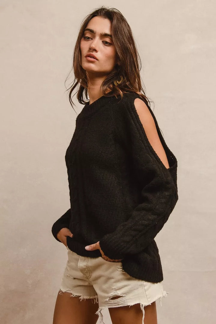 Cable-knit crew neck sweater with ribbed cuffs