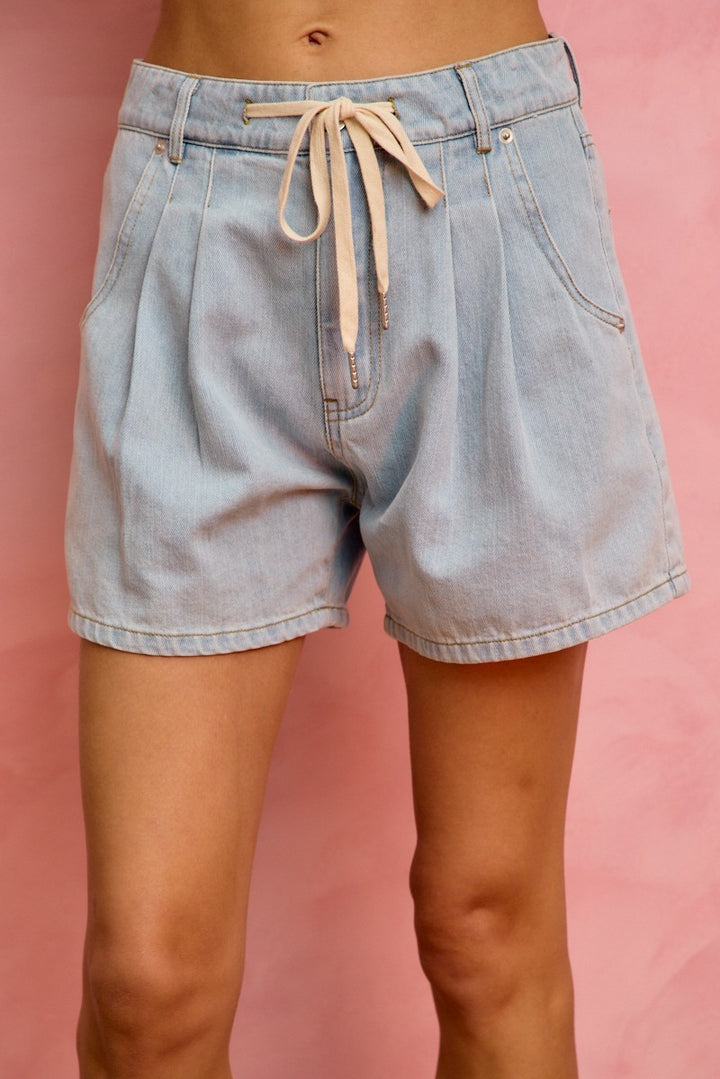 LIGHT DENIM Mid-rise pleated denim shorts with drawstring waist