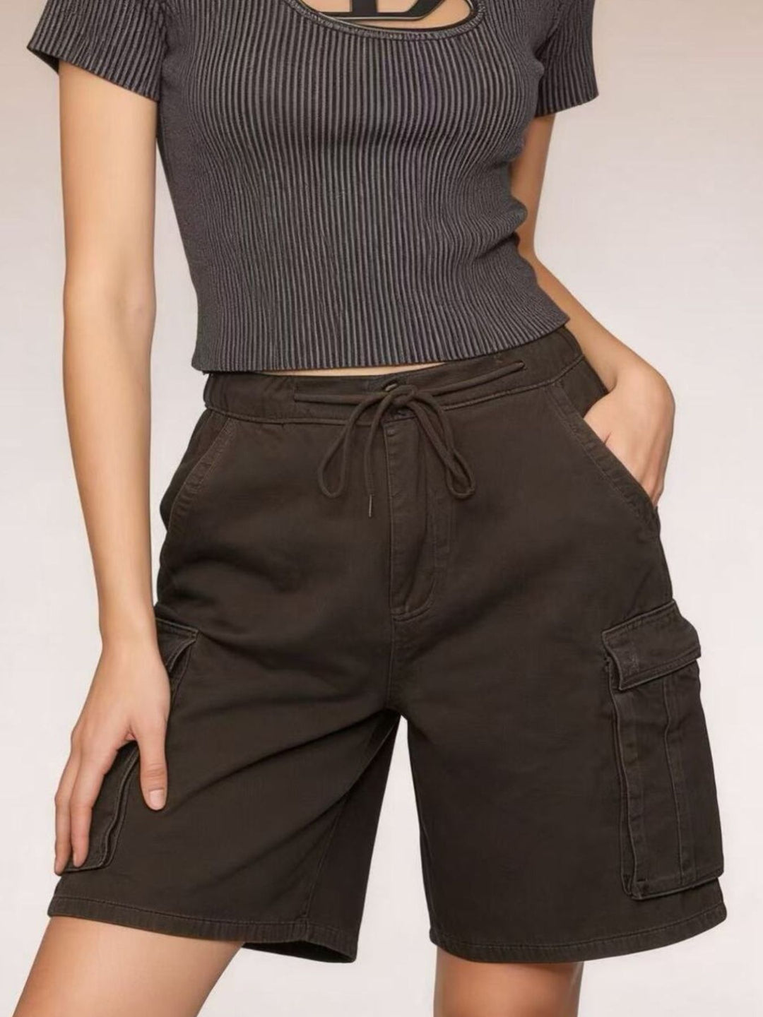 Knee-length drawstring cargo shorts with flap pockets