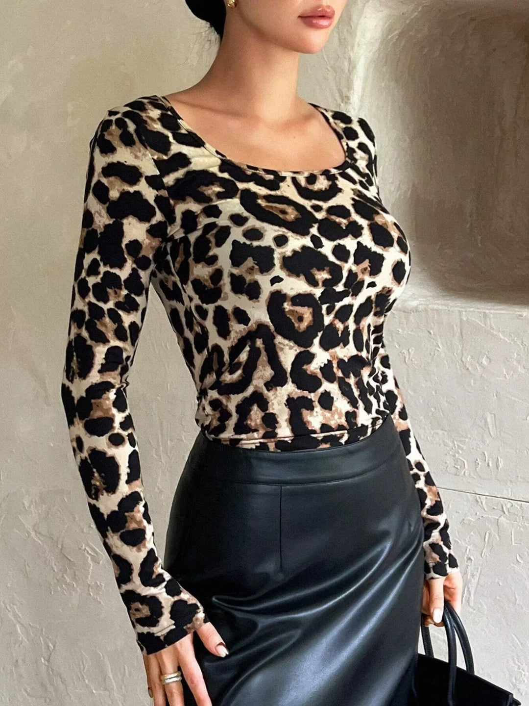 Leopard print scoop neck long sleeve fitted top