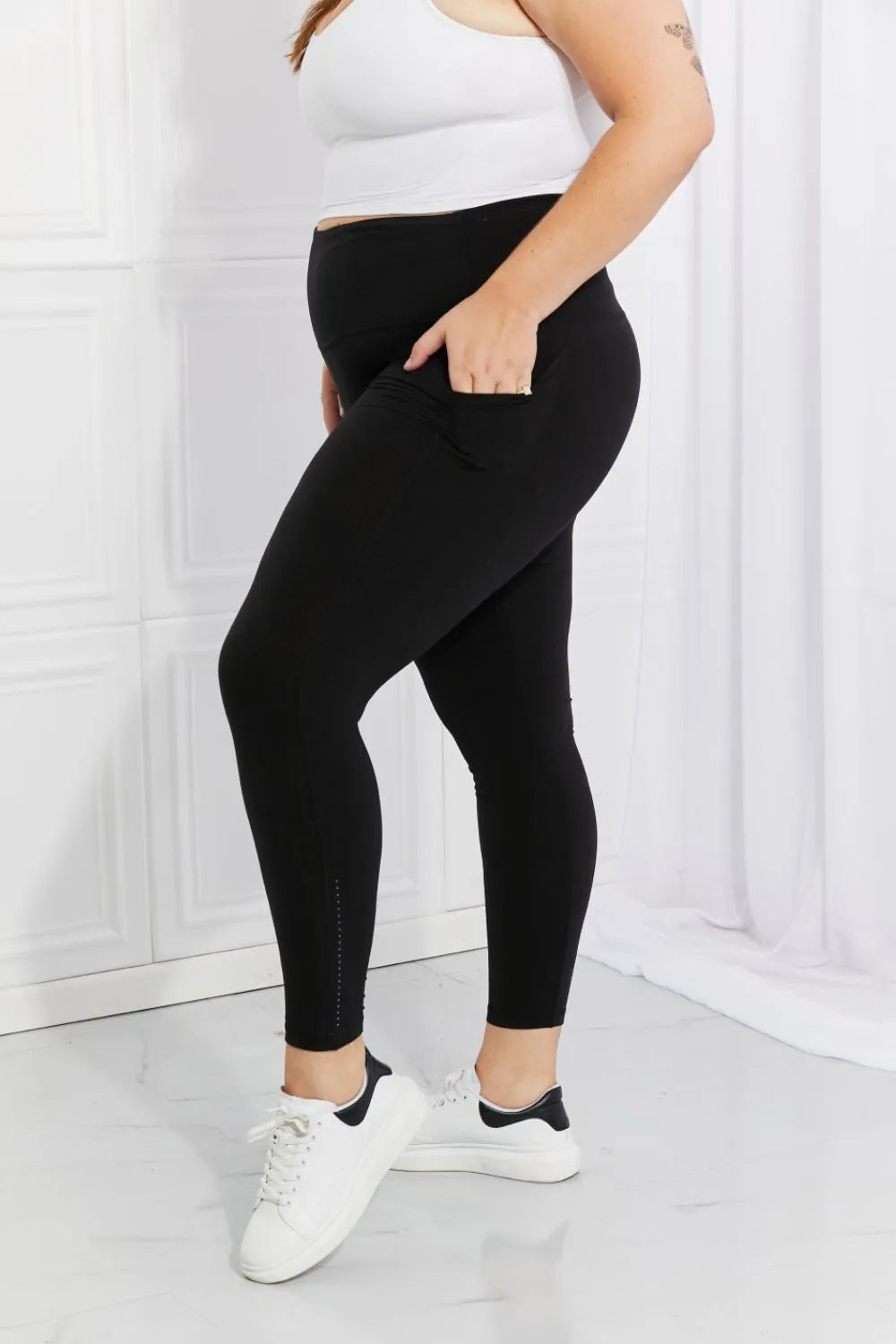 High-waisted active leggings with side pockets and reflective dots