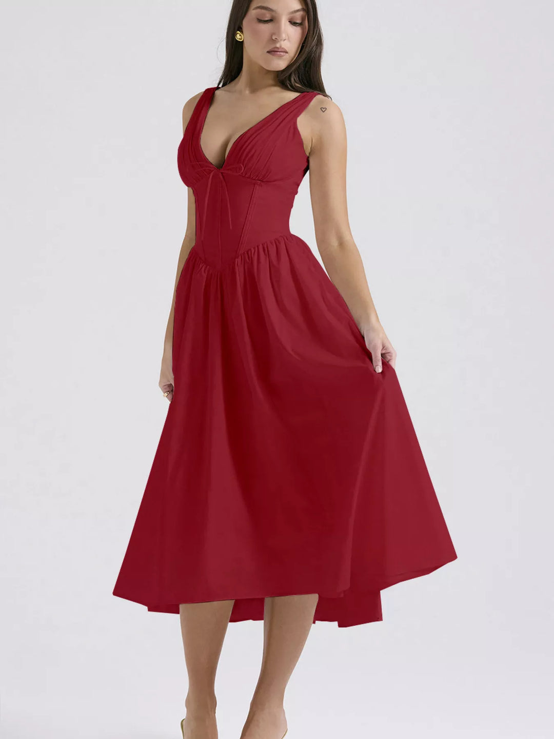 Sleeveless V-neck midi dress with fitted bodice and pockets