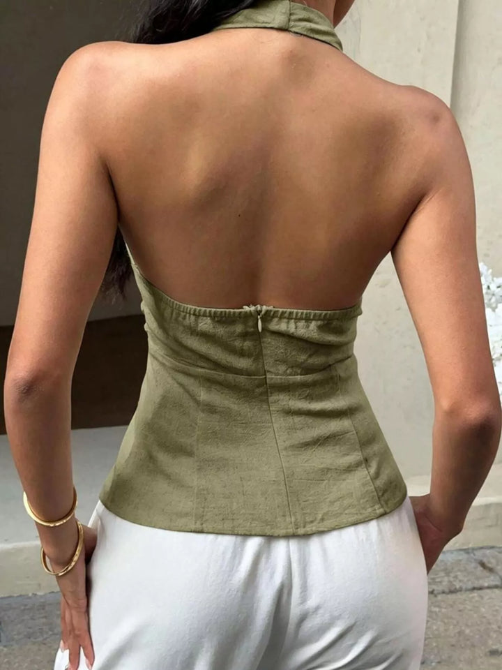 Deep-V halter tank with front buckle detail
