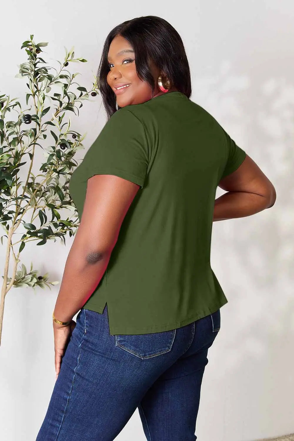 Round neck short sleeve tee with side slit hem