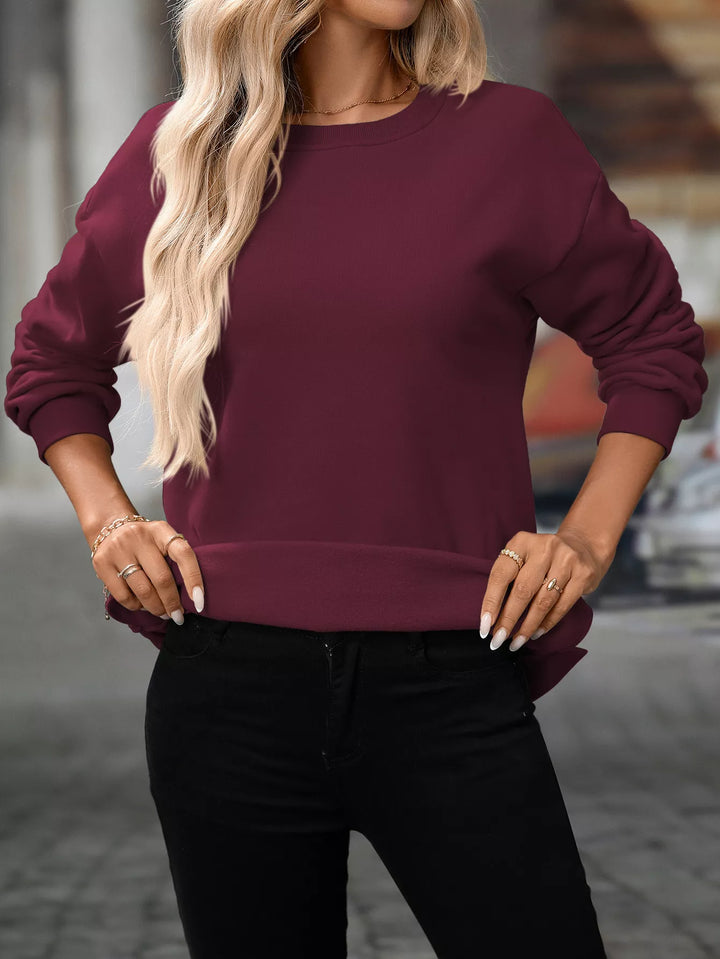 Relaxed crew neck sweatshirt with side pockets and slit hem