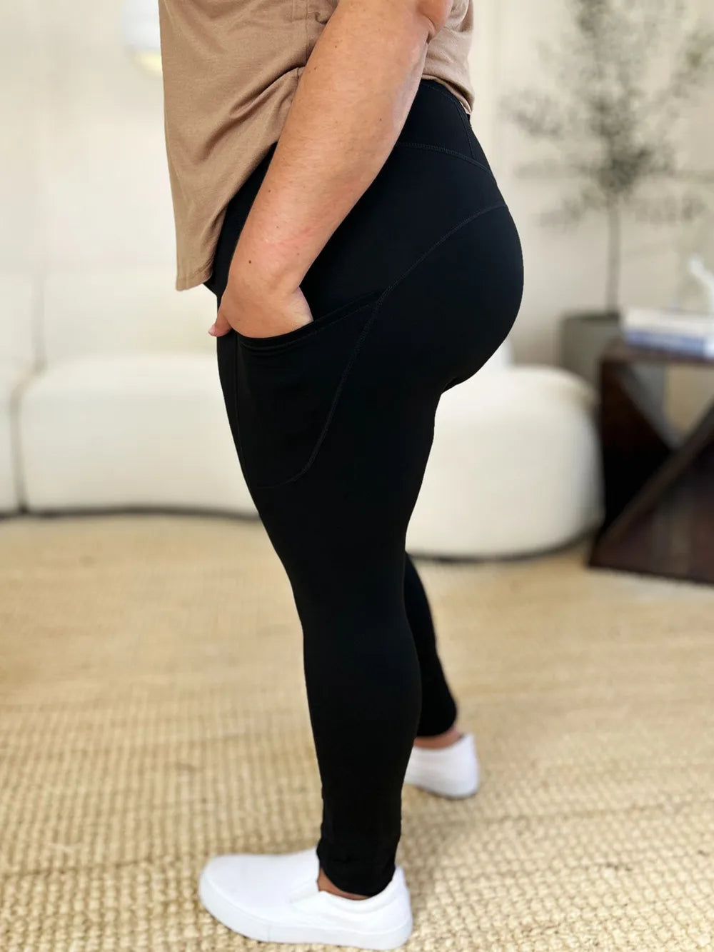 Wide waistband sports leggings with side pockets