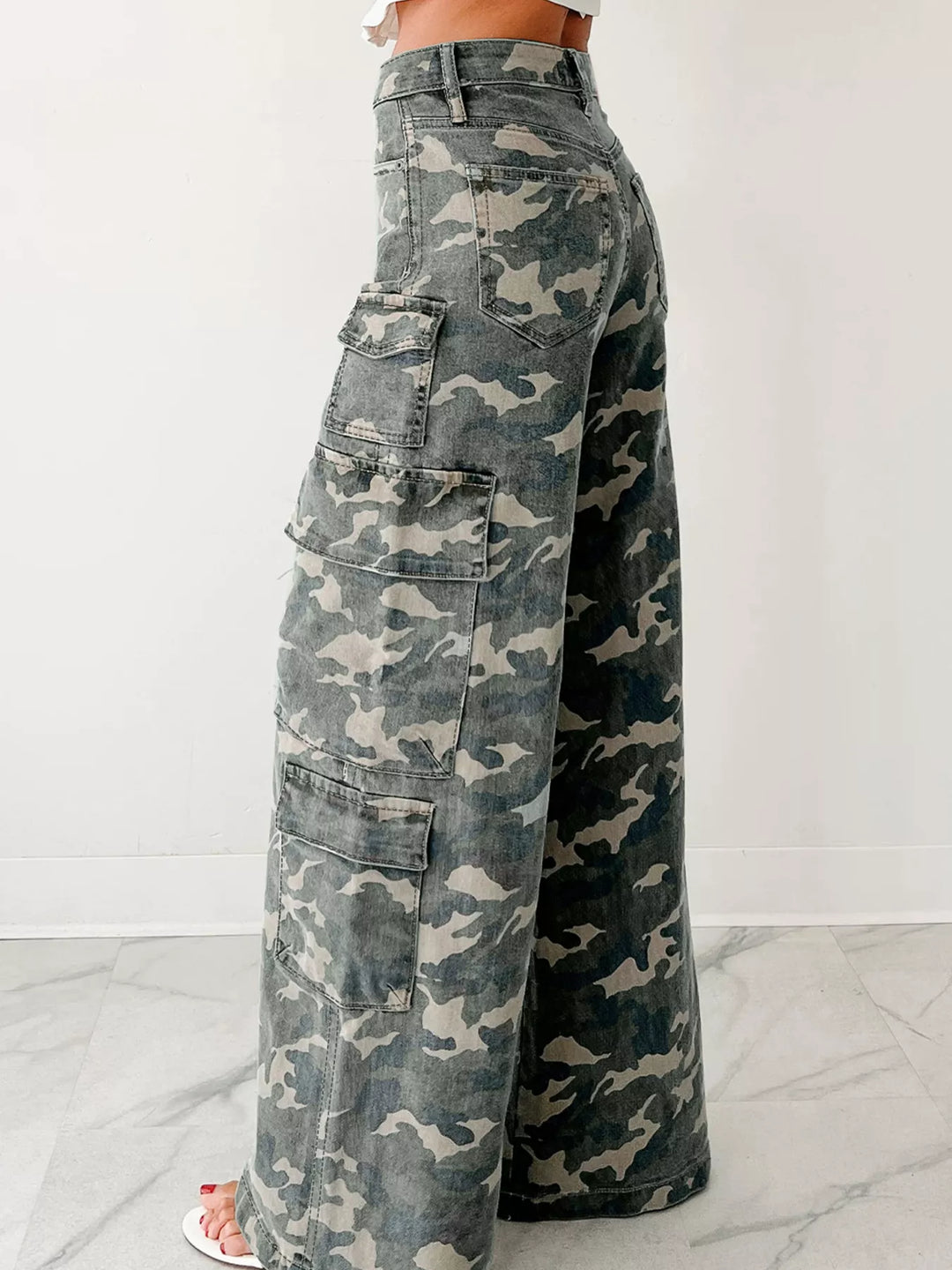 High-rise wide-leg camo cargo jeans with flap pockets