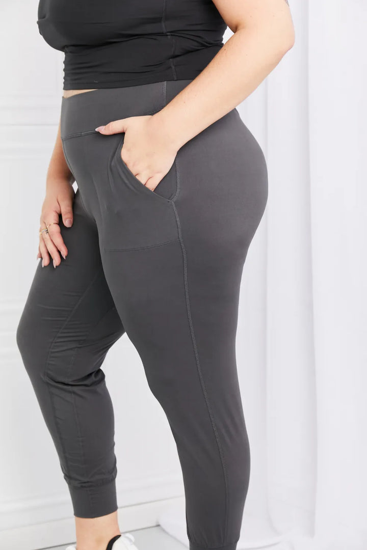 Pocketed high-waist jogger pants with cuffed hem