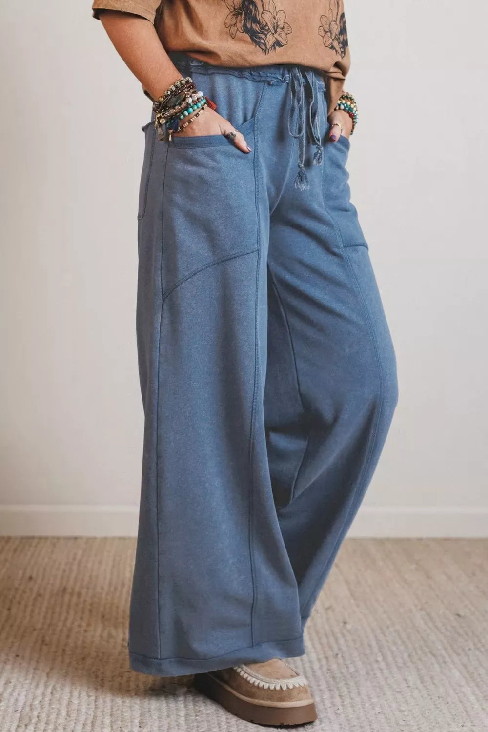 Relaxed wide-leg cotton drawstring pants with side pockets