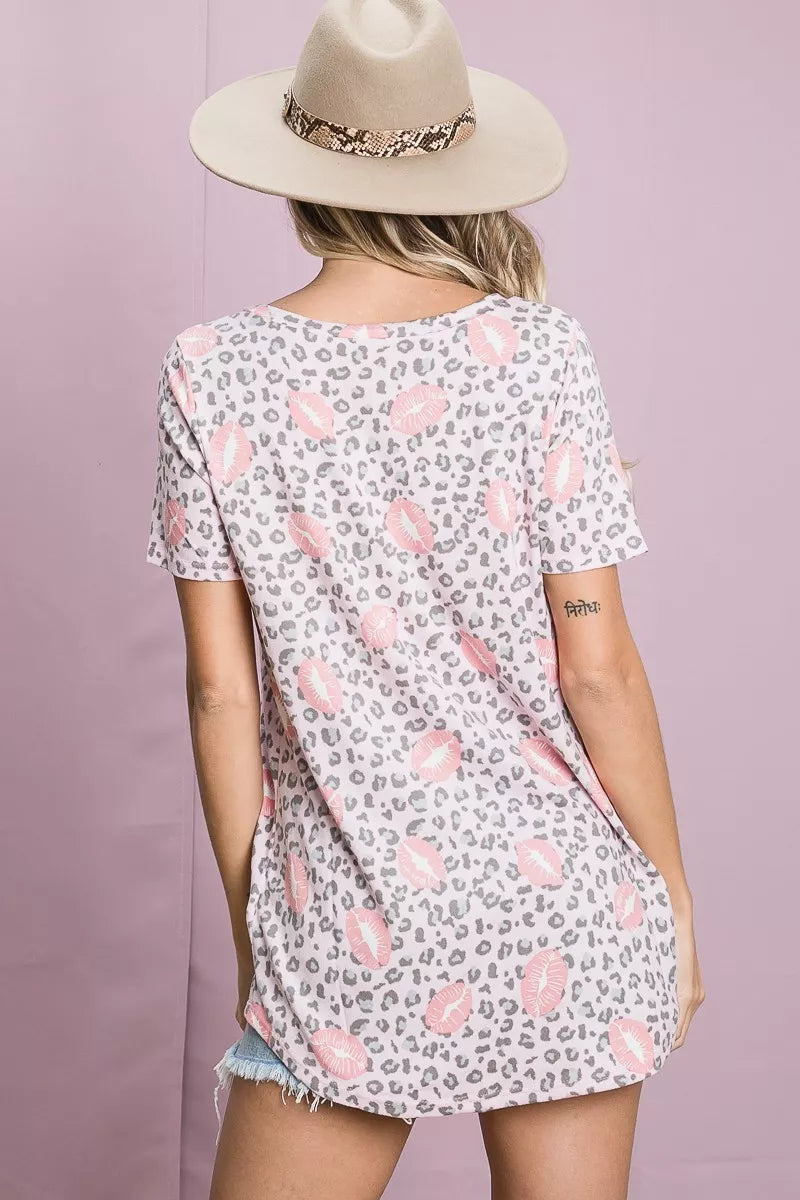Leopard and lips print V-neck short sleeve top