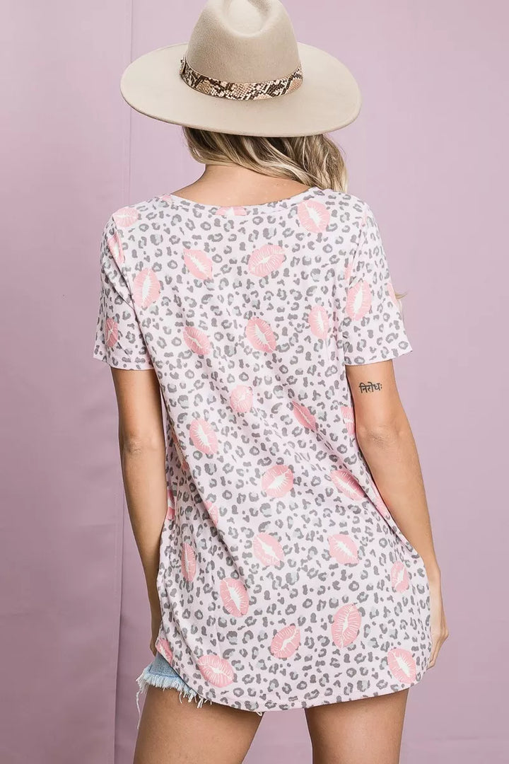 Leopard and lips print V-neck short sleeve top