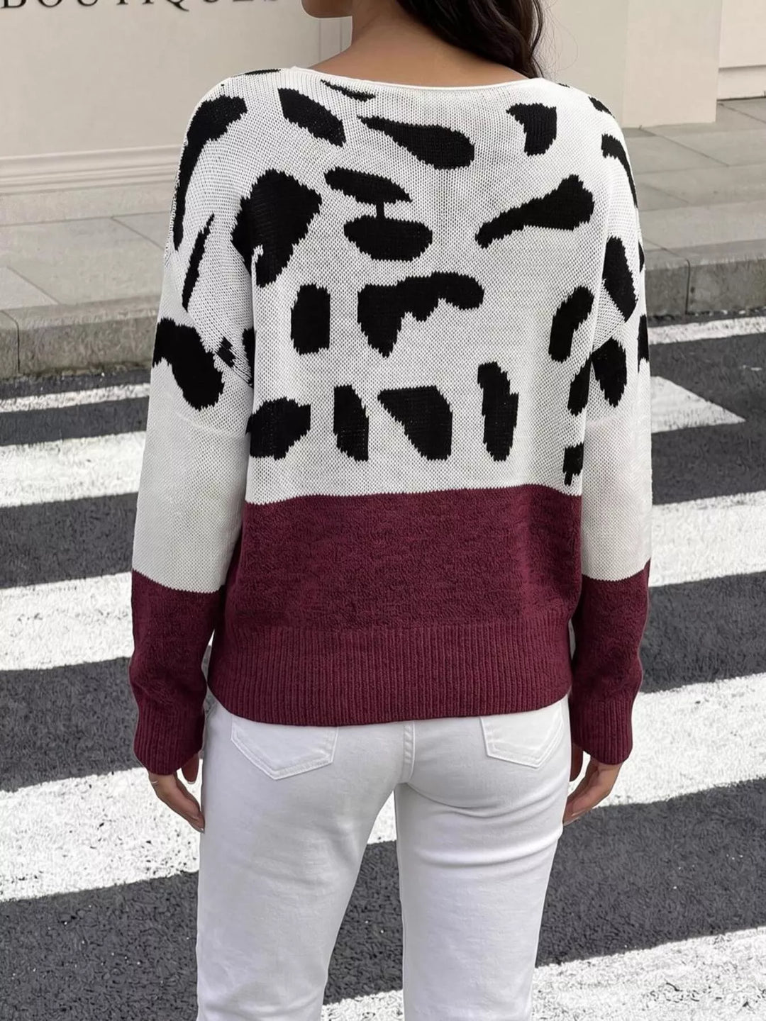 Leopard print one-shoulder knit sweater with ribbed cuffs