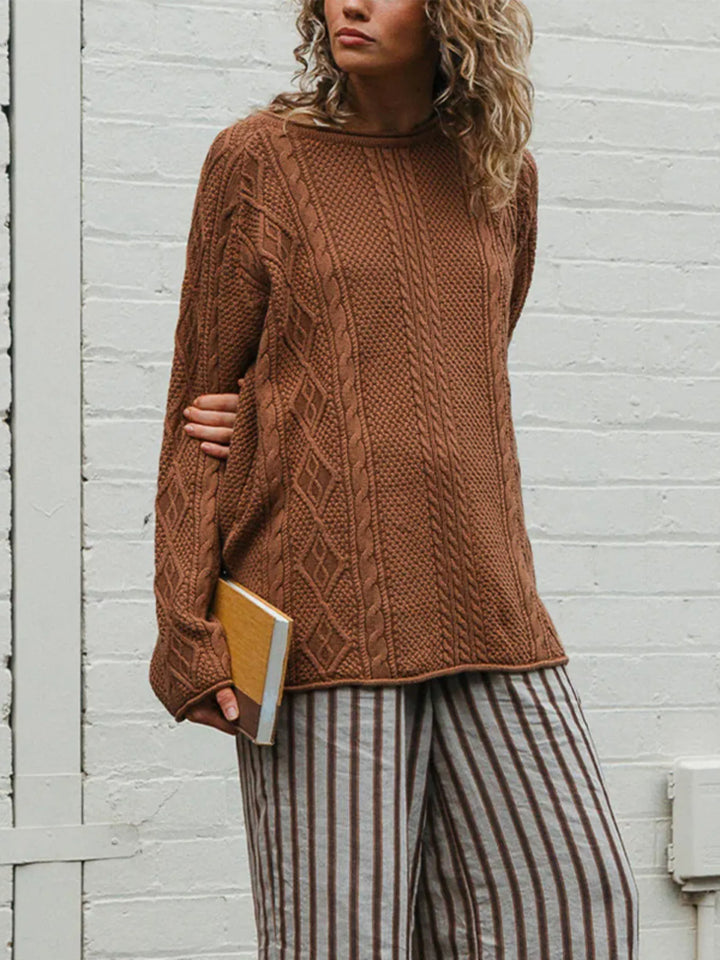 Cable-knit crew neck sweater with curved hem