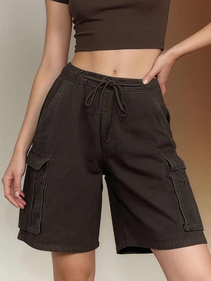 Knee-length drawstring cargo shorts with flap pockets