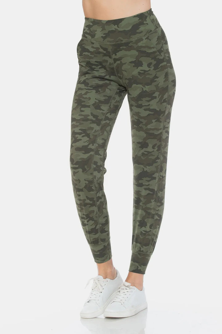 High-waist camo leggings with side pockets and cuffed ankles