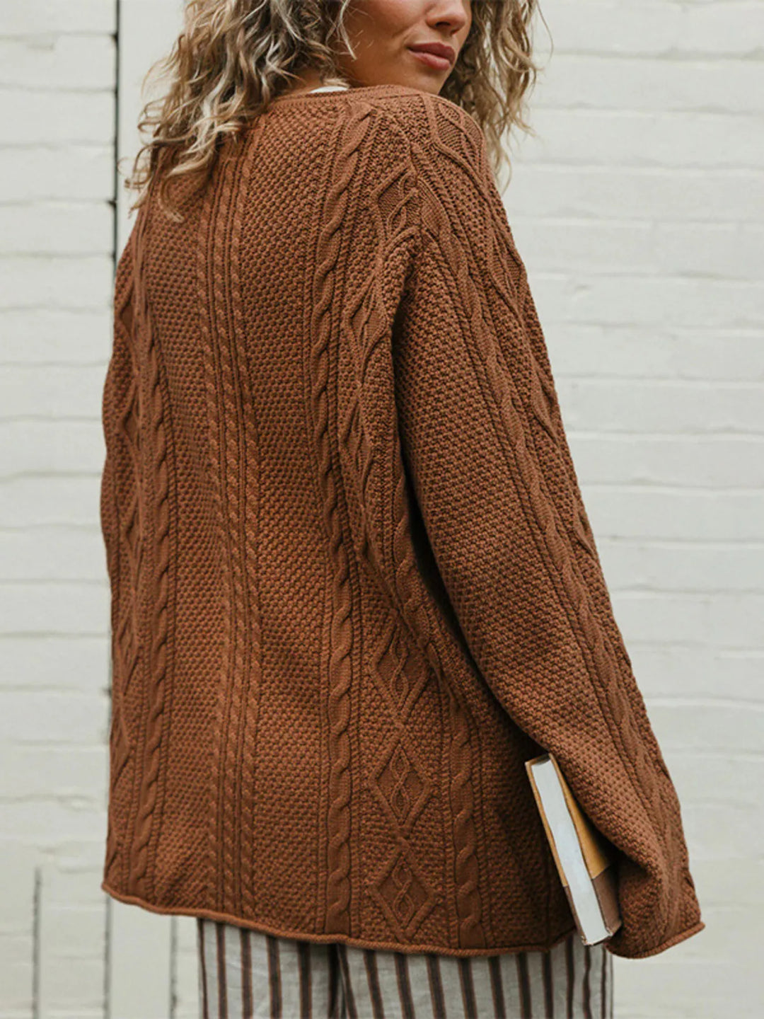 Cable-knit crew neck sweater with curved hem