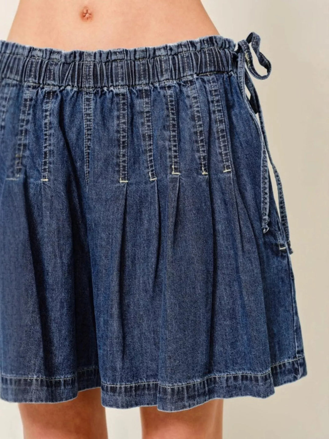 Wide-leg pleated denim shorts with drawstring elastic waist