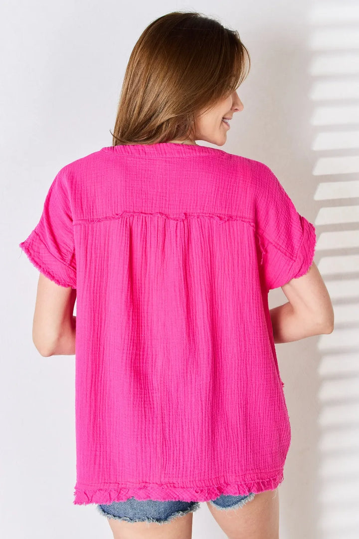 Raw hem split-neck cotton gauze top with short sleeves